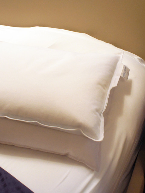 06_Pillows on Bed